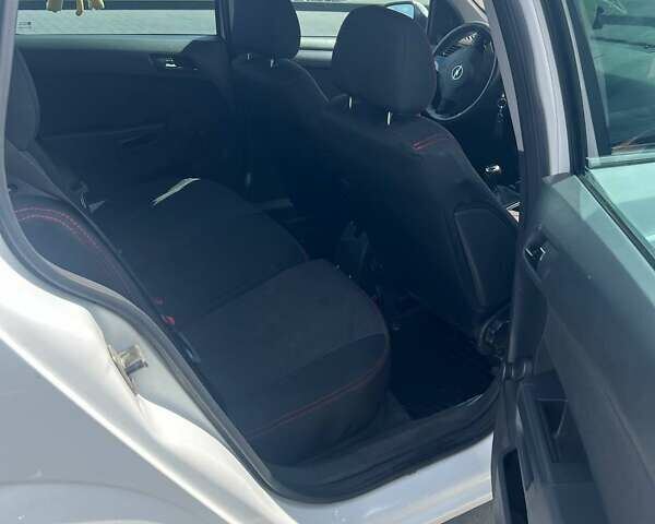 Опель Астра 2010 у Луцьку на Automoto.ua Білий Опель Астра, об'ємом двигуна 1.9 л та пробігом 240 тис. км за 6700 $, фото 12 на Automoto.ua