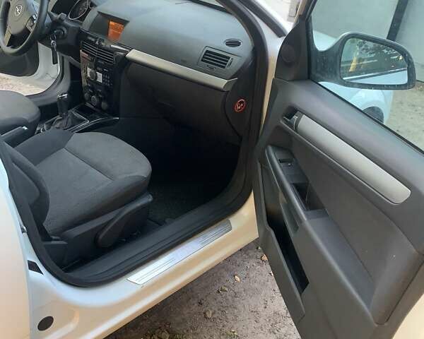 Опель Астра 2010 у Павлограде на Automoto.ua Білий Опель Астра, об'ємом двигуна 1.69 л та пробігом 240 тис. км за 6600 $, фото 11 на Automoto.ua