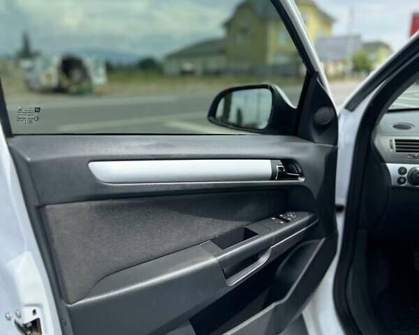 Белый Опель Астра, объемом двигателя 1.69 л и пробегом 267 тыс. км за 6000 $, фото 12 на Automoto.ua