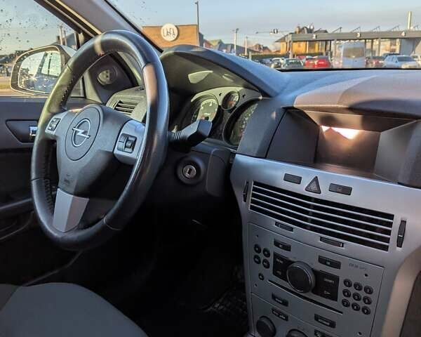 Белый Опель Астра, объемом двигателя 1.7 л и пробегом 275 тыс. км за 5500 $, фото 5 на Automoto.ua