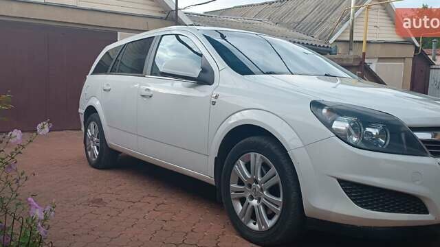 Опель Астра 2010 у Первомайськ на Automoto.ua Білий Опель Астра, об'ємом двигуна 1.7 л та пробігом 271 тис. км за 5500 $, фото 3 на Automoto.ua