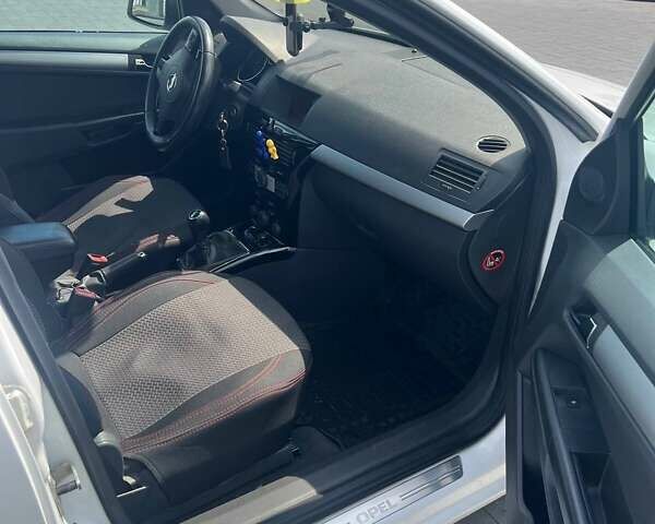 Опель Астра 2010 у Луцьку на Automoto.ua Білий Опель Астра, об'ємом двигуна 1.9 л та пробігом 240 тис. км за 6700 $, фото 11 на Automoto.ua