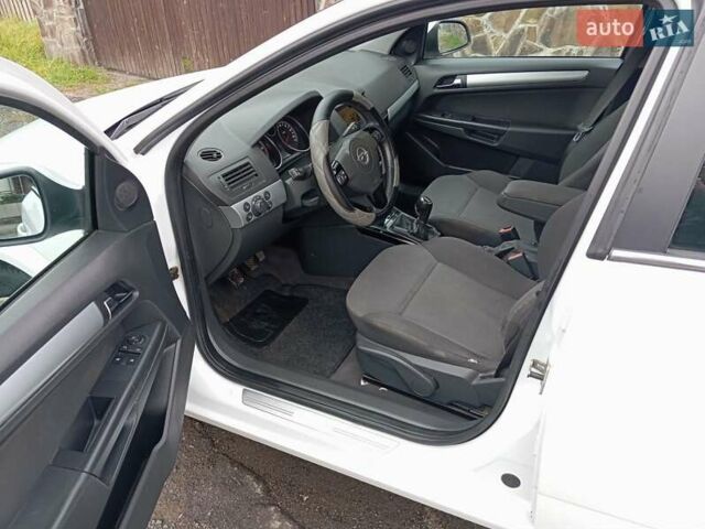 Белый Опель Астра, объемом двигателя 1.7 л и пробегом 245 тыс. км за 5250 $, фото 4 на Automoto.ua