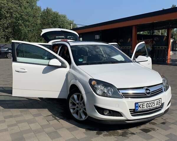 Опель Астра 2010 у Павлограде на Automoto.ua Білий Опель Астра, об'ємом двигуна 1.69 л та пробігом 240 тис. км за 6600 $, фото 1 на Automoto.ua