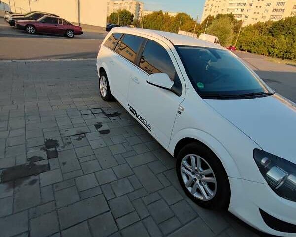 Белый Опель Астра, объемом двигателя 1.69 л и пробегом 320 тыс. км за 5800 $, фото 11 на Automoto.ua