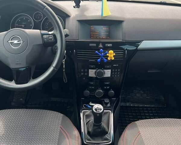 Опель Астра 2010 у Луцьку на Automoto.ua Білий Опель Астра, об'ємом двигуна 1.9 л та пробігом 240 тис. км за 6700 $, фото 7 на Automoto.ua