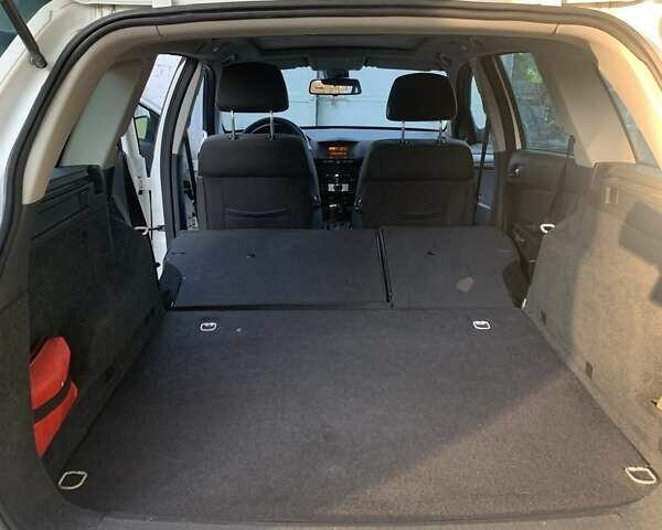 Опель Астра 2010 у Павлограде на Automoto.ua Білий Опель Астра, об'ємом двигуна 1.69 л та пробігом 240 тис. км за 6600 $, фото 15 на Automoto.ua