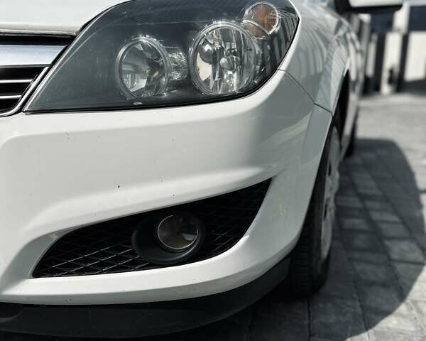 Белый Опель Астра, объемом двигателя 1.7 л и пробегом 211 тыс. км за 6200 $, фото 3 на Automoto.ua