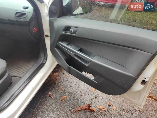 Опель Астра 2011 в Тульчине на Automoto.ua Белый Опель Астра, объемом двигателя 1.69 л и пробегом 281 тыс. км за 5800 $, фото 23 на Automoto.ua