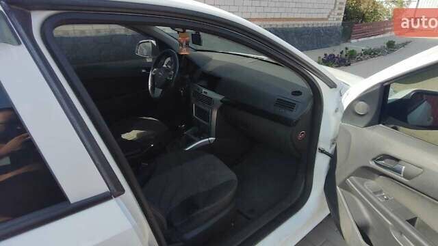 Опель Астра 2011 в Тульчине на Automoto.ua Белый Опель Астра, объемом двигателя 1.69 л и пробегом 281 тыс. км за 5800 $, фото 12 на Automoto.ua