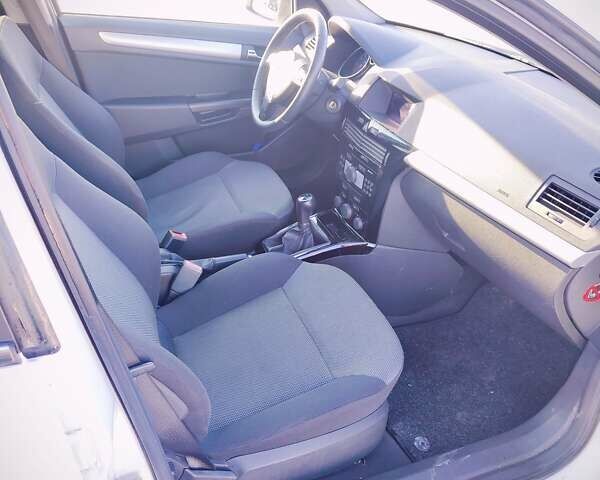 Белый Опель Астра, объемом двигателя 1.6 л и пробегом 199 тыс. км за 5350 $, фото 23 на Automoto.ua