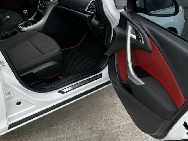 Опель Астра 2011 у Ковель на Automoto.ua Білий Опель Астра, об'ємом двигуна 1.7 л та пробігом 257 тис. км за 7299 $, фото 9 на Automoto.ua