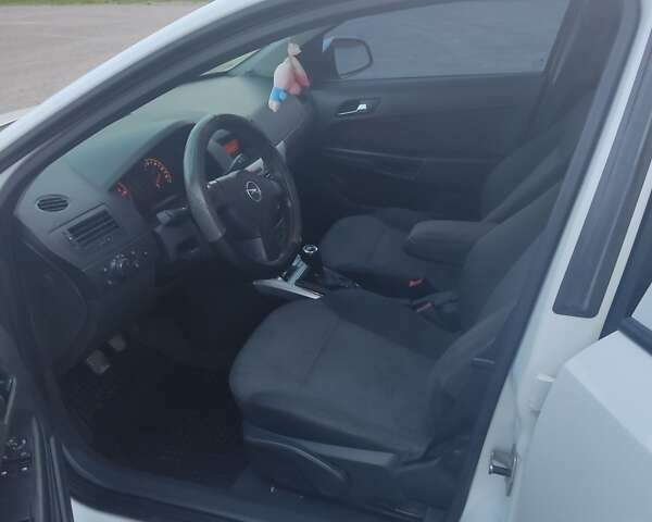 Белый Опель Астра, объемом двигателя 1.69 л и пробегом 260 тыс. км за 5900 $, фото 6 на Automoto.ua