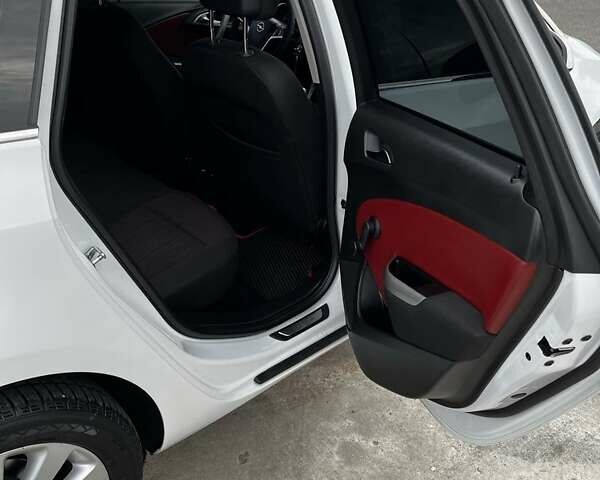Опель Астра 2011 у Ковель на Automoto.ua Білий Опель Астра, об'ємом двигуна 1.7 л та пробігом 257 тис. км за 7299 $, фото 10 на Automoto.ua