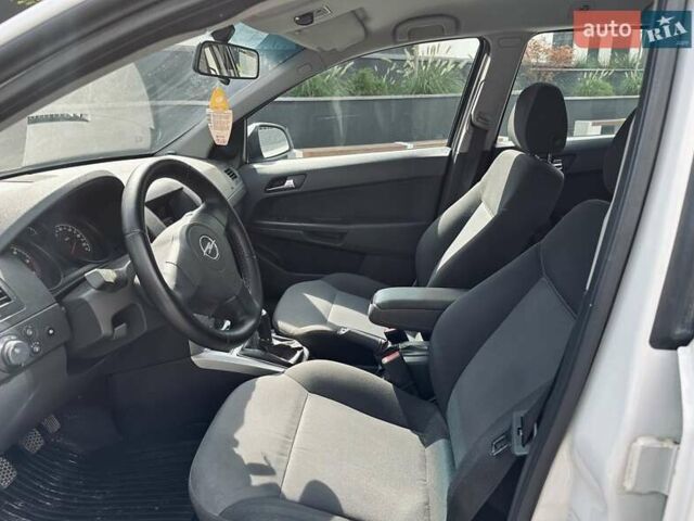 Белый Опель Астра, объемом двигателя 1.7 л и пробегом 211 тыс. км за 6200 $, фото 6 на Automoto.ua