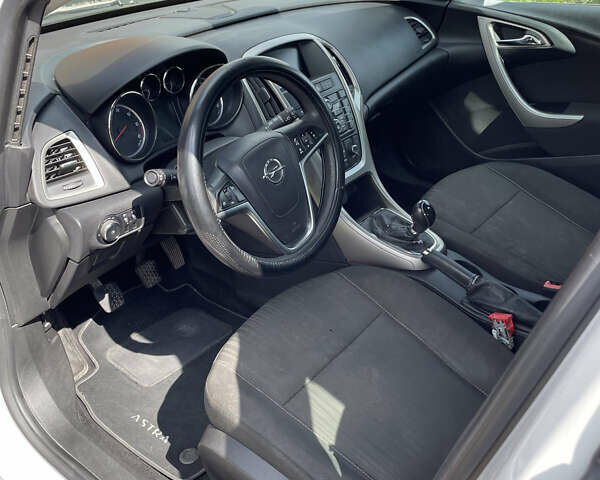 Белый Опель Астра, объемом двигателя 1.25 л и пробегом 366 тыс. км за 4700 $, фото 6 на Automoto.ua