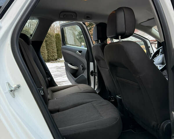 Белый Опель Астра, объемом двигателя 1.3 л и пробегом 372 тыс. км за 5200 $, фото 12 на Automoto.ua