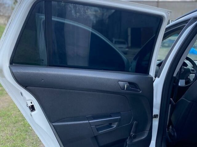 Белый Опель Астра, объемом двигателя 1.7 л и пробегом 255 тыс. км за 4100 $, фото 18 на Automoto.ua