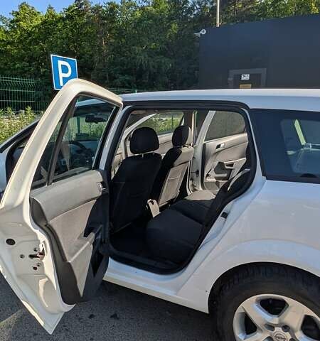 Белый Опель Астра, объемом двигателя 1.69 л и пробегом 268 тыс. км за 6900 $, фото 1 на Automoto.ua