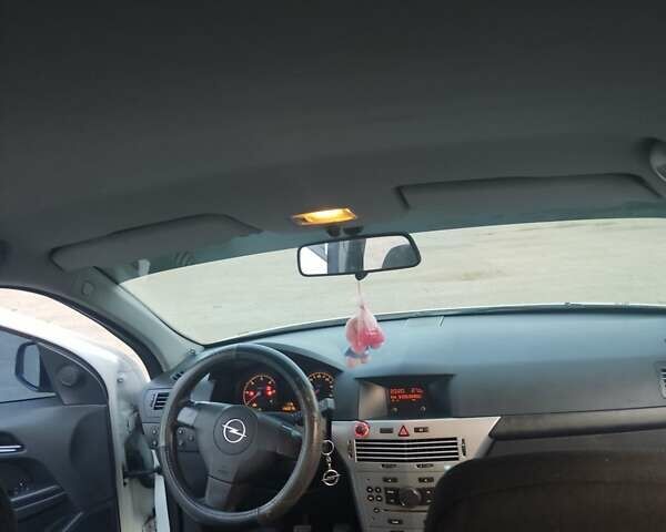 Белый Опель Астра, объемом двигателя 1.69 л и пробегом 260 тыс. км за 5900 $, фото 3 на Automoto.ua