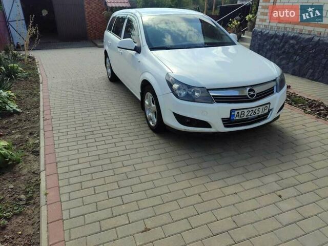 Опель Астра 2011 в Тульчине на Automoto.ua Белый Опель Астра, объемом двигателя 1.69 л и пробегом 281 тыс. км за 5800 $, фото 3 на Automoto.ua
