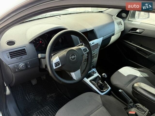 Белый Опель Астра, объемом двигателя 1.7 л и пробегом 248 тыс. км за 4550 $, фото 23 на Automoto.ua