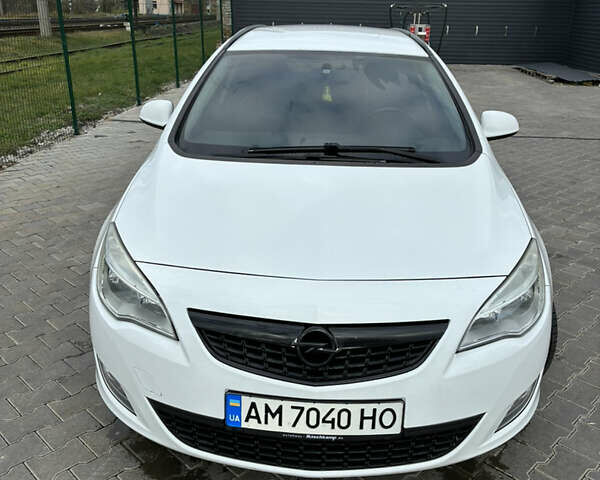 Опель Астра 2012 в Житомире на Automoto.ua Белый Опель Астра, объемом двигателя 1.3 л и пробегом 278 тыс. км за 5900 $, фото 1 на Automoto.ua