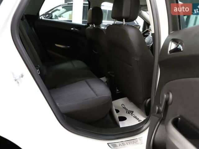 Білий Опель Астра, об'ємом двигуна 1.7 л та пробігом 144 тис. км за 8899 $, фото 87 на Automoto.ua