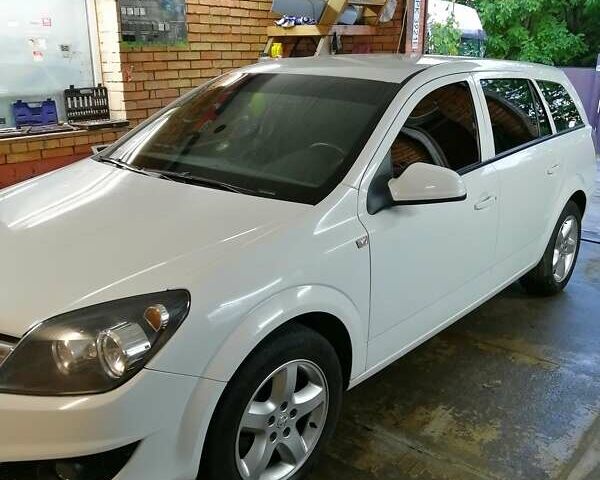 Белый Опель Астра, объемом двигателя 1.69 л и пробегом 250 тыс. км за 6250 $, фото 3 на Automoto.ua