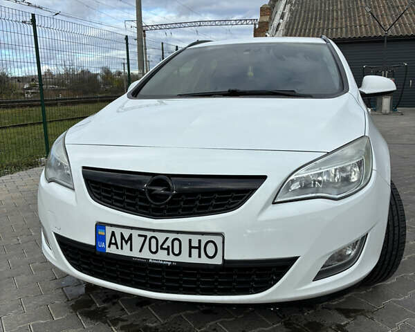 Опель Астра 2012 в Житомире на Automoto.ua Белый Опель Астра, объемом двигателя 1.3 л и пробегом 278 тыс. км за 5900 $, фото 2 на Automoto.ua
