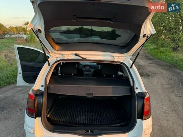 Белый Опель Астра, объемом двигателя 1.69 л и пробегом 260 тыс. км за 6100 $, фото 62 на Automoto.ua