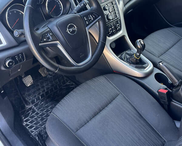 Белый Опель Астра, объемом двигателя 1.25 л и пробегом 255 тыс. км за 5800 $, фото 7 на Automoto.ua