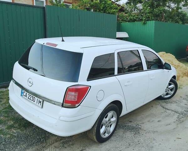 Белый Опель Астра, объемом двигателя 1.69 л и пробегом 250 тыс. км за 6250 $, фото 1 на Automoto.ua