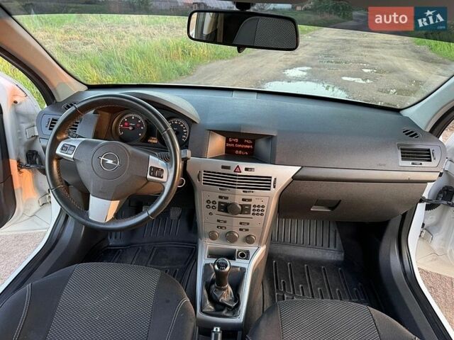Белый Опель Астра, объемом двигателя 1.69 л и пробегом 260 тыс. км за 6100 $, фото 65 на Automoto.ua