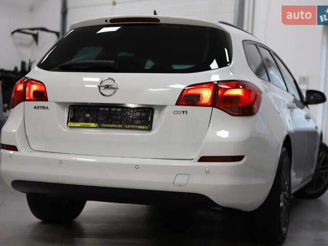 Белый Опель Астра, объемом двигателя 1.7 л и пробегом 140 тыс. км за 7700 $, фото 5 на Automoto.ua