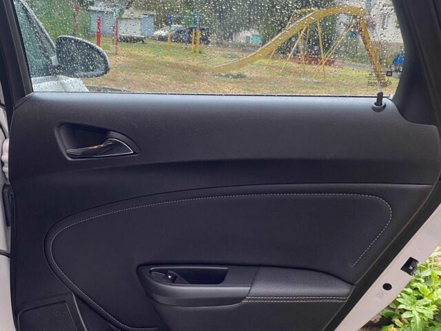 Опель Астра 2013 в Фастове на Automoto.ua Белый Опель Астра, объемом двигателя 1.7 л и пробегом 296 тыс. км за 8000 $, фото 15 на Automoto.ua