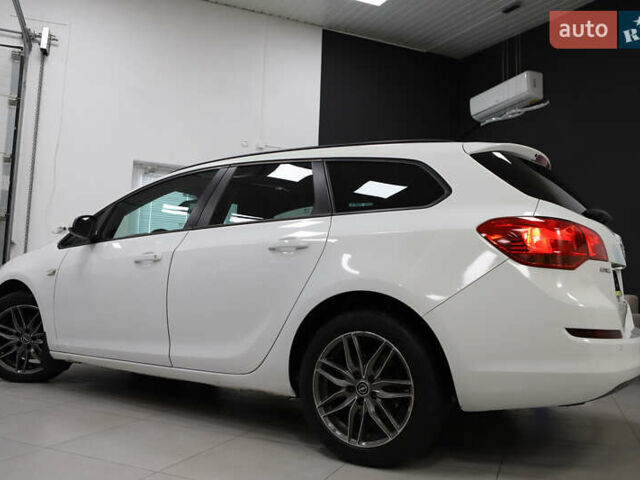 Белый Опель Астра, объемом двигателя 1.7 л и пробегом 140 тыс. км за 7700 $, фото 6 на Automoto.ua