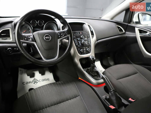 Белый Опель Астра, объемом двигателя 1.7 л и пробегом 140 тыс. км за 7700 $, фото 71 на Automoto.ua