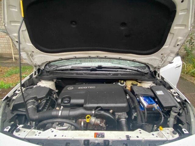 Опель Астра 2013 в Фастове на Automoto.ua Белый Опель Астра, объемом двигателя 1.7 л и пробегом 296 тыс. км за 8000 $, фото 7 на Automoto.ua