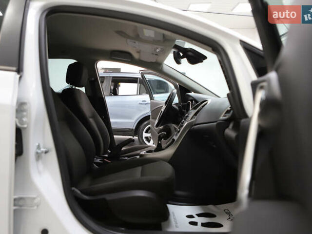 Белый Опель Астра, объемом двигателя 1.7 л и пробегом 140 тыс. км за 7700 $, фото 64 на Automoto.ua