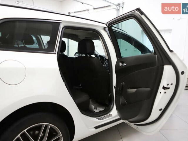 Белый Опель Астра, объемом двигателя 1.7 л и пробегом 140 тыс. км за 7700 $, фото 78 на Automoto.ua