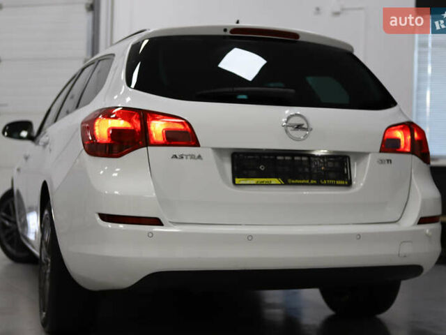 Белый Опель Астра, объемом двигателя 1.7 л и пробегом 140 тыс. км за 7700 $, фото 4 на Automoto.ua