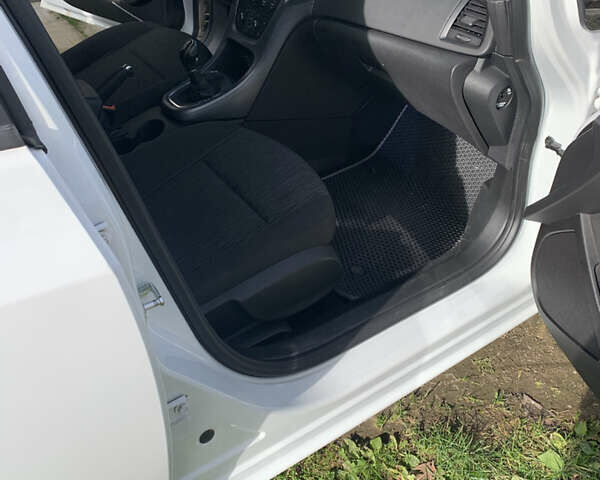 Белый Опель Астра, объемом двигателя 1.6 л и пробегом 271 тыс. км за 8700 $, фото 18 на Automoto.ua