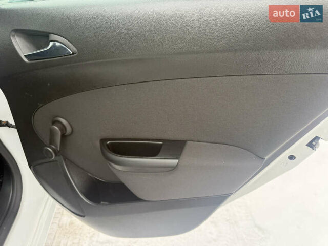 Белый Опель Астра, объемом двигателя 1.6 л и пробегом 198 тыс. км за 7500 $, фото 24 на Automoto.ua