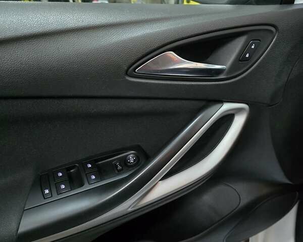 Опель Астра 2017 в Бердичеве на Automoto.ua Белый Опель Астра, объемом двигателя 1.6 л и пробегом 169 тыс. км за 8800 $, фото 5 на Automoto.ua