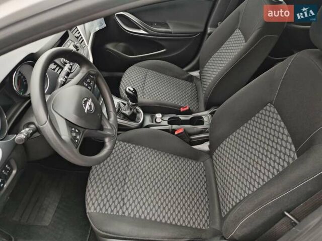 Белый Опель Астра, объемом двигателя 1.6 л и пробегом 184 тыс. км за 10000 $, фото 13 на Automoto.ua