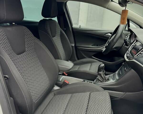 Белый Опель Астра, объемом двигателя 1.6 л и пробегом 223 тыс. км за 11000 $, фото 76 на Automoto.ua