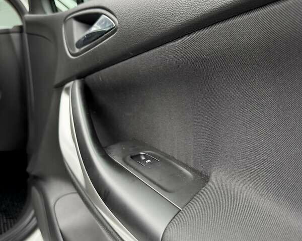 Белый Опель Астра, объемом двигателя 1.6 л и пробегом 223 тыс. км за 11000 $, фото 74 на Automoto.ua