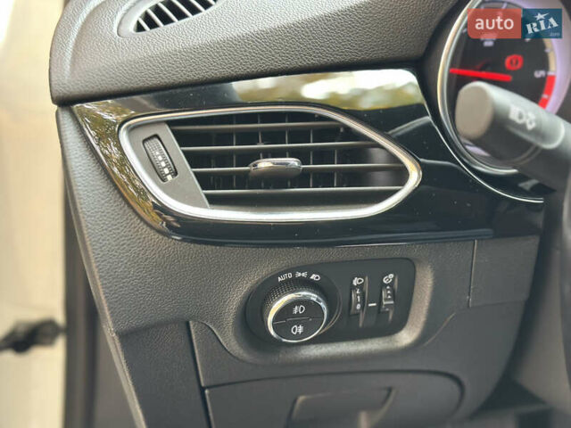 Опель Астра 2019 в Кропивницком (Кировограде) на Automoto.ua Белый Опель Астра, объемом двигателя 1.6 л и пробегом 217 тыс. км за 11500 $, фото 24 на Automoto.ua