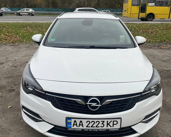 Белый Опель Астра, объемом двигателя 1.5 л и пробегом 130 тыс. км за 12000 $, фото 2 на Automoto.ua